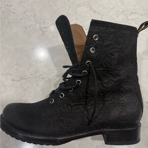 Frye Black Embossed Floral Leather Lace-Up Boots 9.5 B Moto Combat Boho